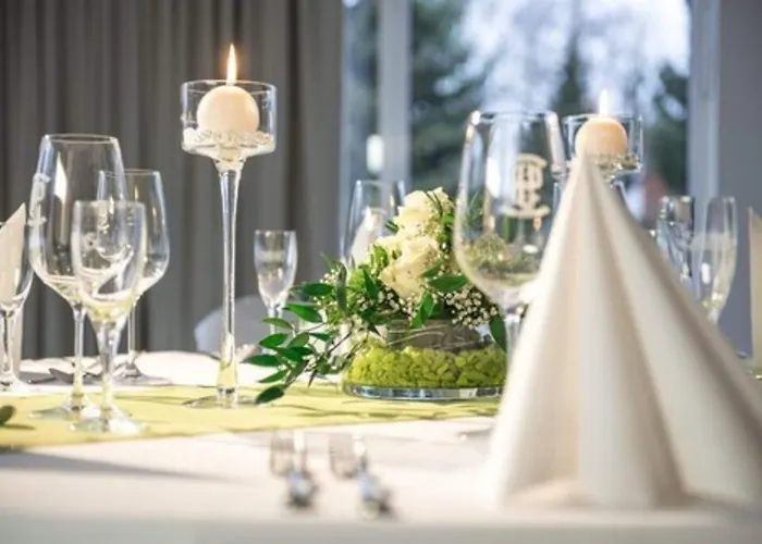 艾蒙沃得酒店 Monheim am Rhein